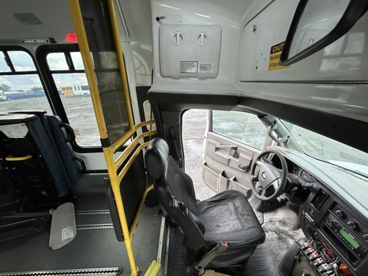 2016-chevrolet-express-paratransit-bus-image-31
