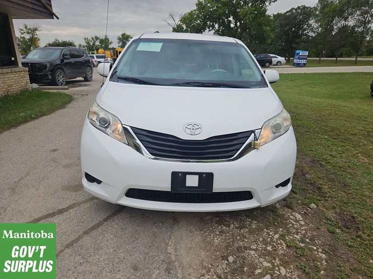2013-toyota-sienna-image-8