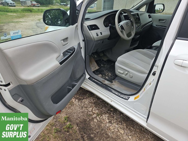 2013-toyota-sienna-image-13