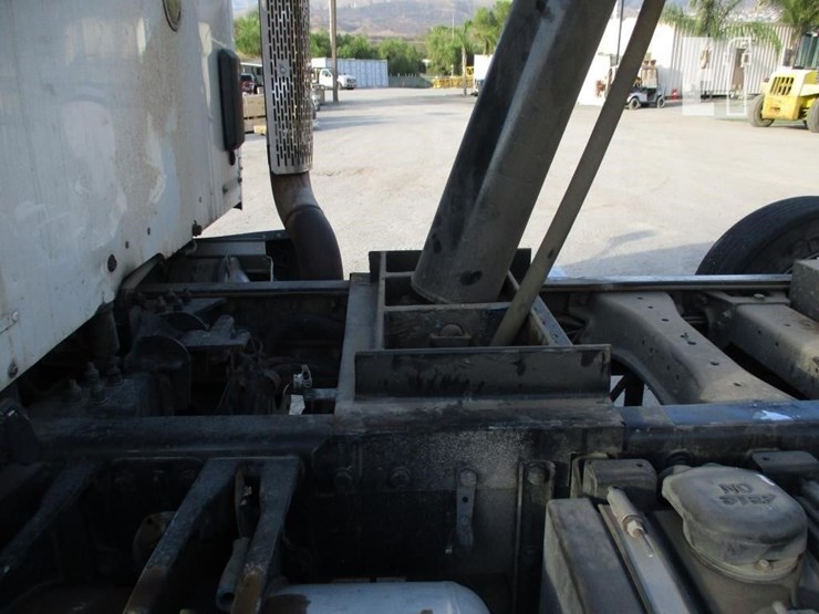 2016-peterbilt-579-image-18
