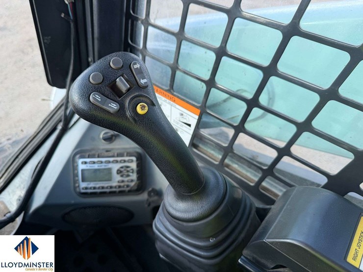 2015-bobcat-s570-image-21