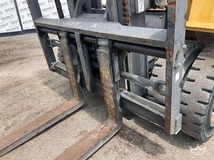 2014-caterpillar-dp100nt-21,600lb.-straight-mast-diesel-forklift-image-22