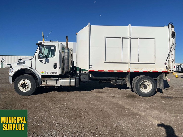 2015-freightliner-m2-106-image-5
