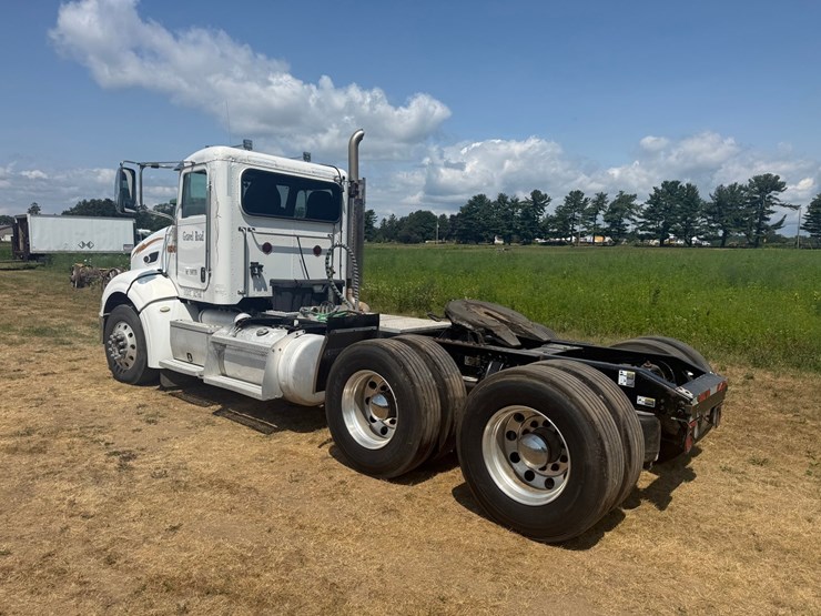 2012-peterbilt-384-image-3