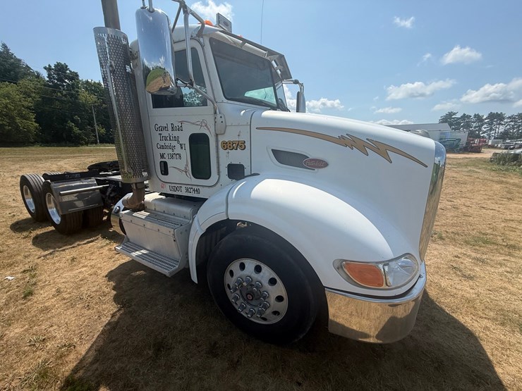 2012-peterbilt-384-image-23