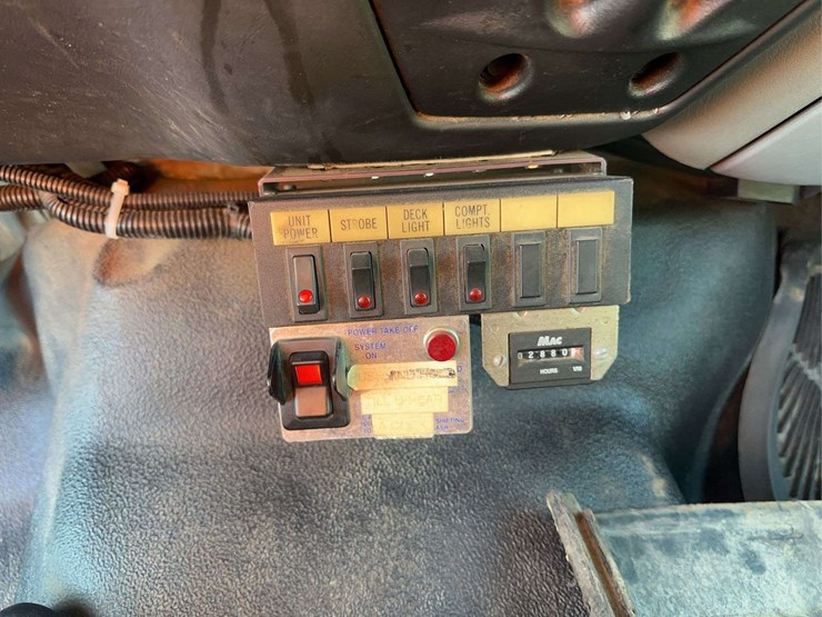 2005-ford-f650-xl-image-24