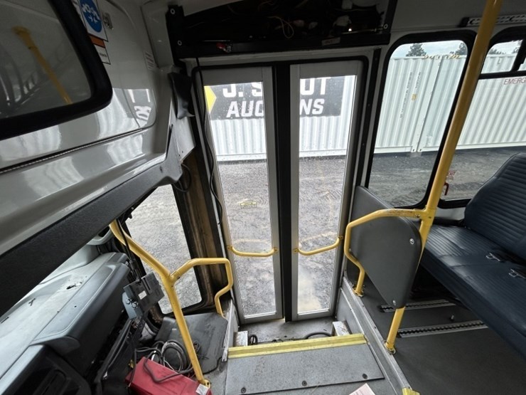 2016-chevrolet-express-paratransit-bus-image-23