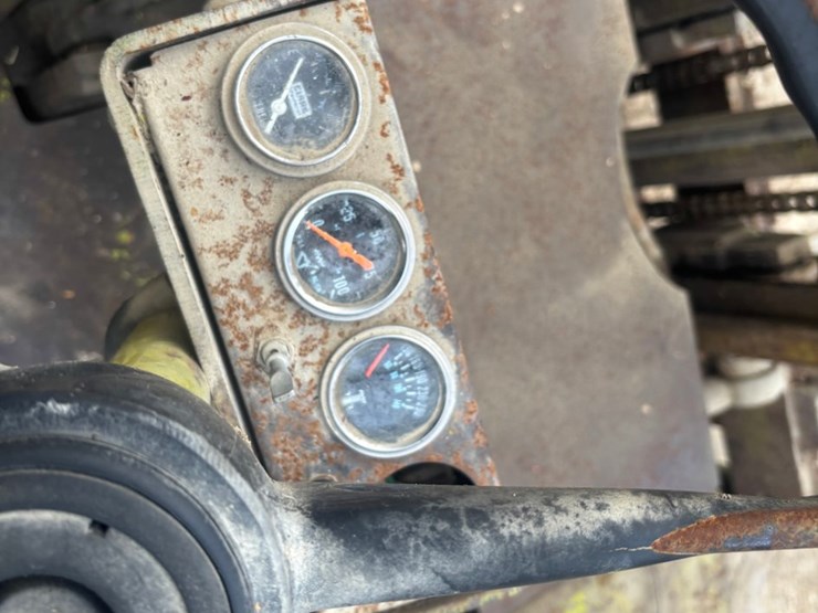 #3332-•-clark-it40b-forklift-image-37
