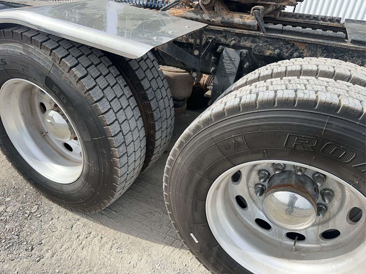2022-peterbilt-389-image-10