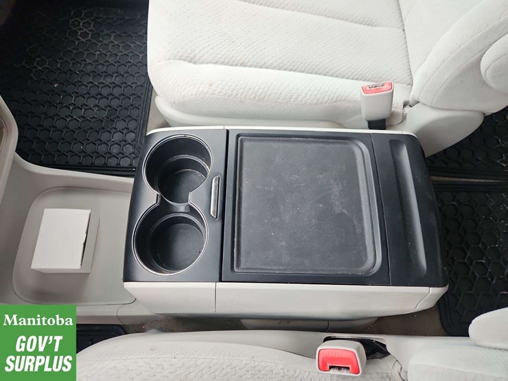 2013-toyota-sienna-image-19