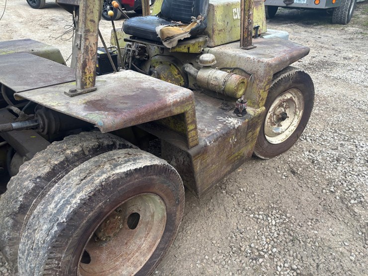 #3332-•-clark-it40b-forklift-image-9