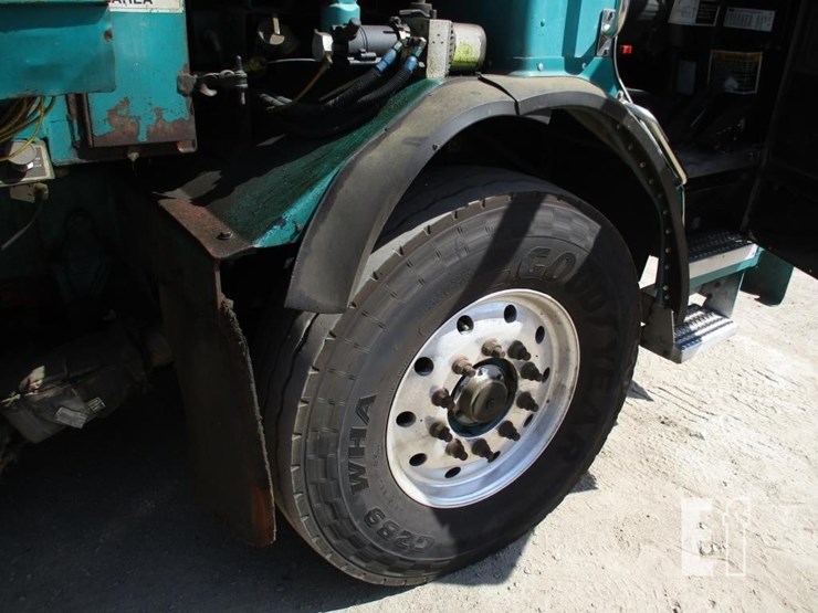 2009-peterbilt-320-image-28