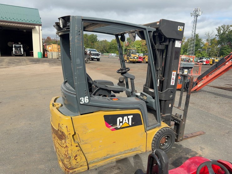 cat-electric-forklift-image-3