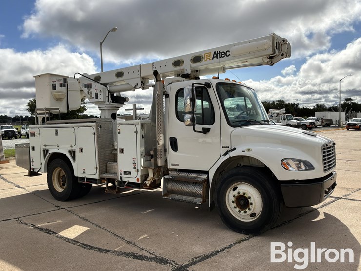 2009-freightliner-m2-106-image-3