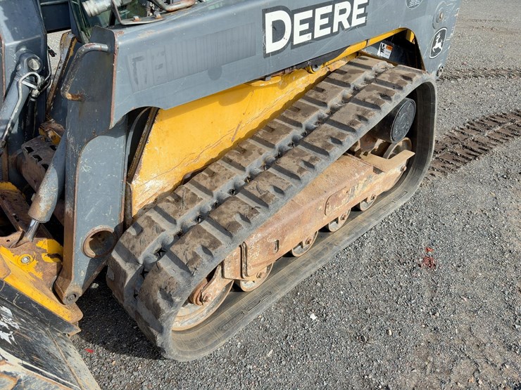 2013-deere-323d-image-16