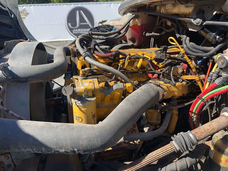 2005-freightliner-m2-106-image-20