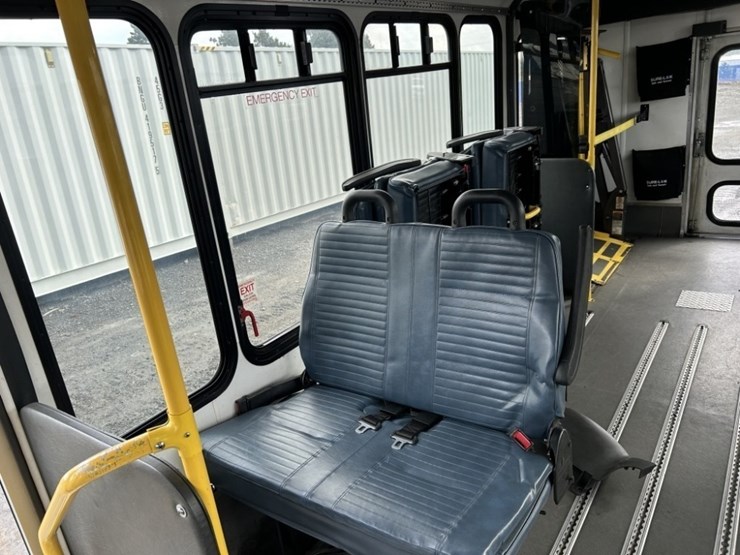2016-chevrolet-express-paratransit-bus-image-27