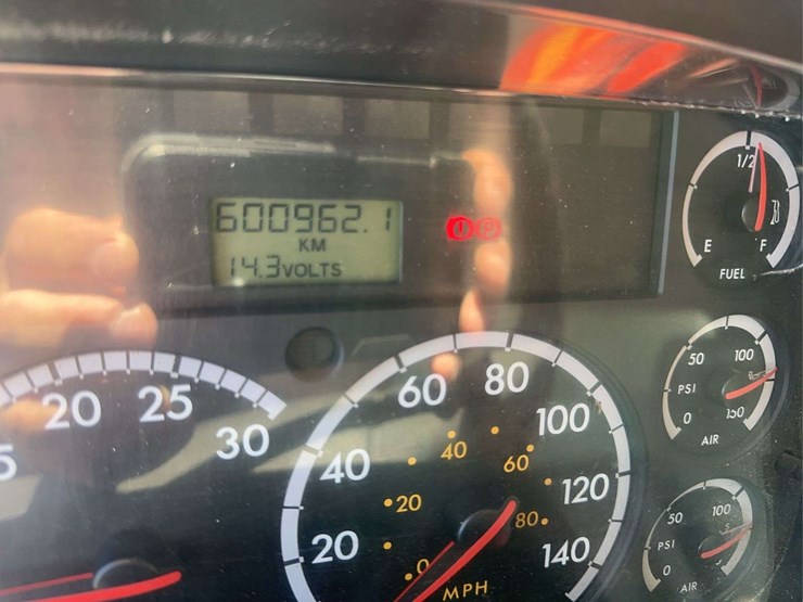 2005-freightliner-m2-106-image-27