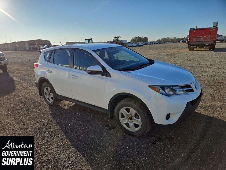 2015-toyota-rav4-le-image-2