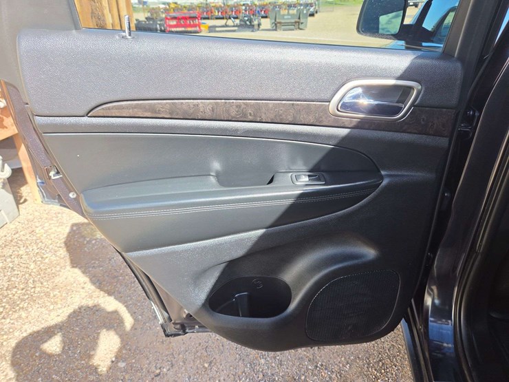 2013-jeep-grand-cherokee-laredo-image-11