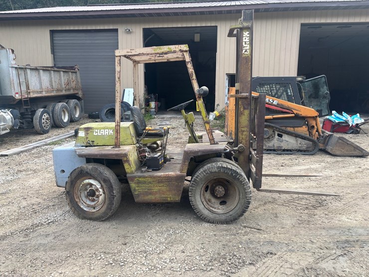 #3332-•-clark-it40b-forklift-image-5