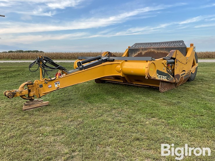 2021-deere-2412e-image-1