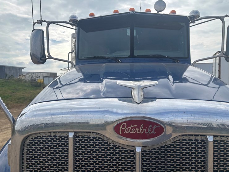 2014-peterbilt-384-image-22