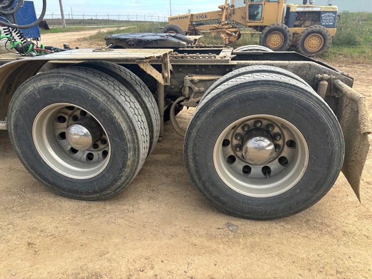 2014-peterbilt-384-image-120