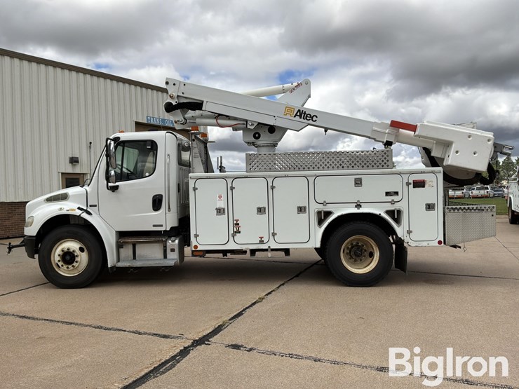 2009-freightliner-m2-106-image-8