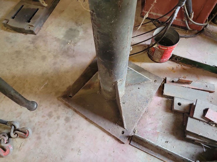 heavy-duty-metal-vise-mounted-on-steel-pedestal-stand-image-4