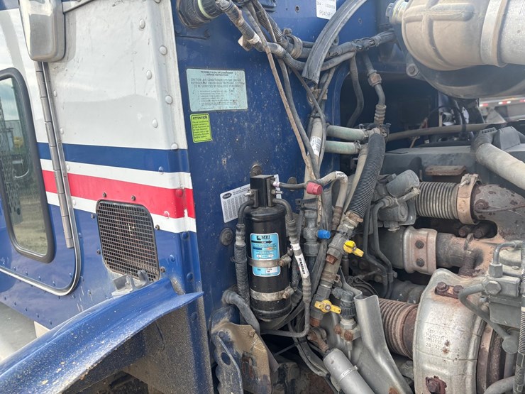 2014-peterbilt-384-image-47