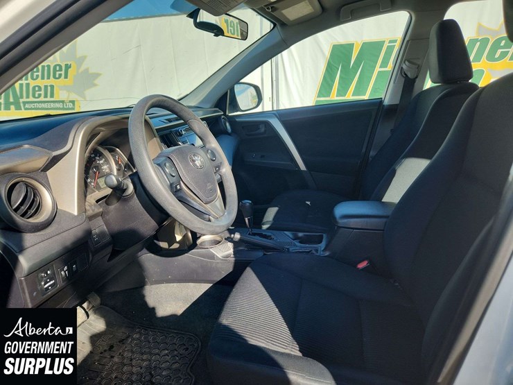 2015-toyota-rav4-le-image-13