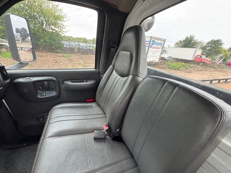 #1935-•-2004-chevrolet-5500-roll-back-truck-image-40