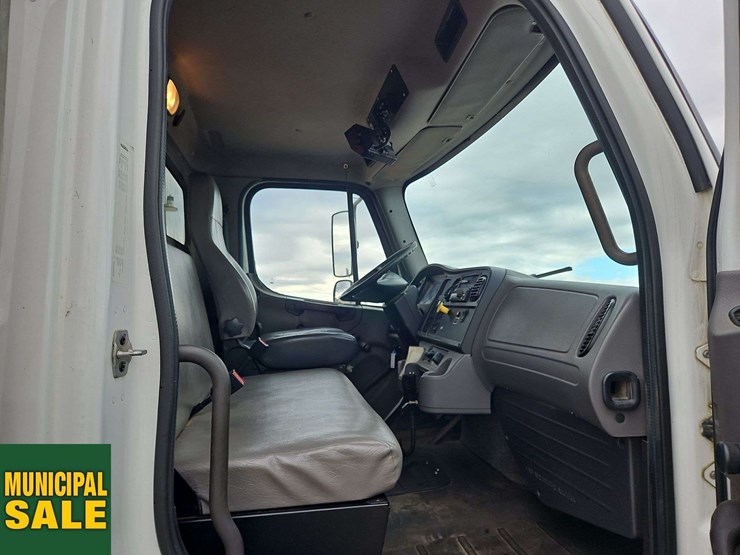 2019-freightliner-m2-106-image-16