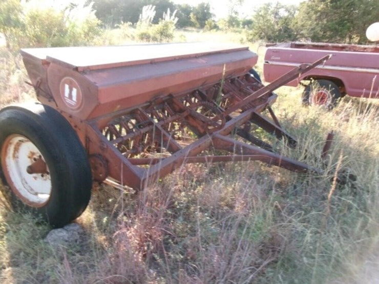 drill,-international-harvestor-16-hole-image-3