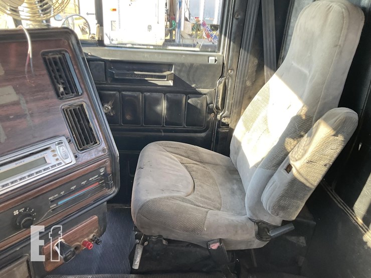 2000-freightliner-fld112-image-8