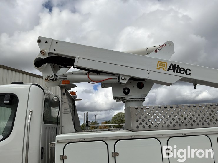 2009-freightliner-m2-106-image-11