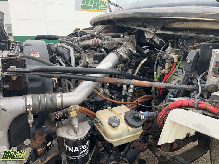 2009-freightliner-m2-106-image-22