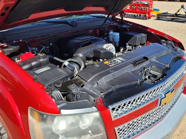 2013-chevrolet-suburban-1500-image-23