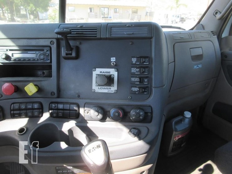 2012-freightliner-cascadia-125-image-8