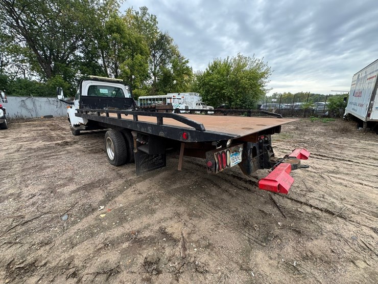#1935-•-2004-chevrolet-5500-roll-back-truck-image-3