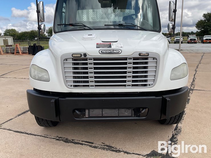 2010-freightliner-m2-106-image-13