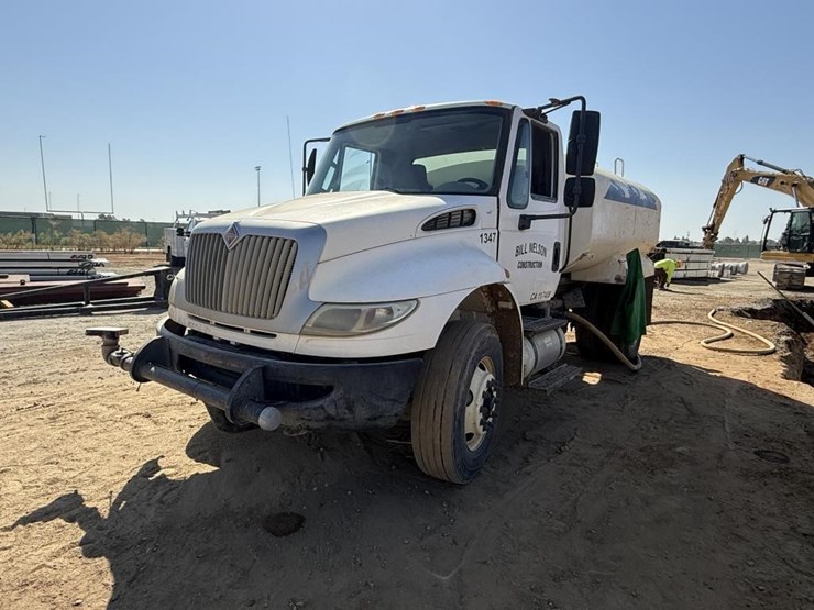 international-water-truck-image-1