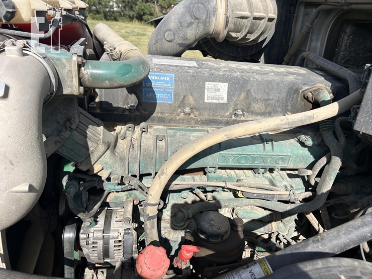 2012-volvo-vnl64t670-image-37