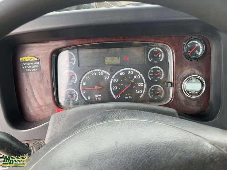 2009-freightliner-m2-106-image-15