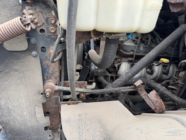 #1935-•-2004-chevrolet-5500-roll-back-truck-image-52