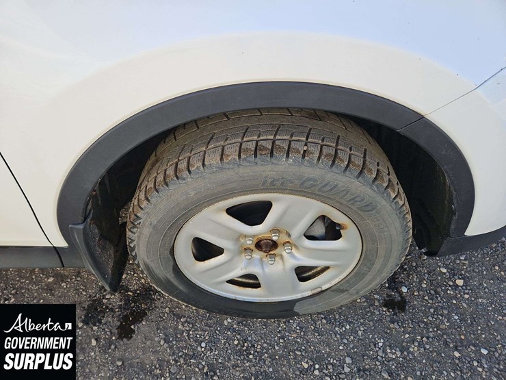 2015-toyota-rav4-le-image-12