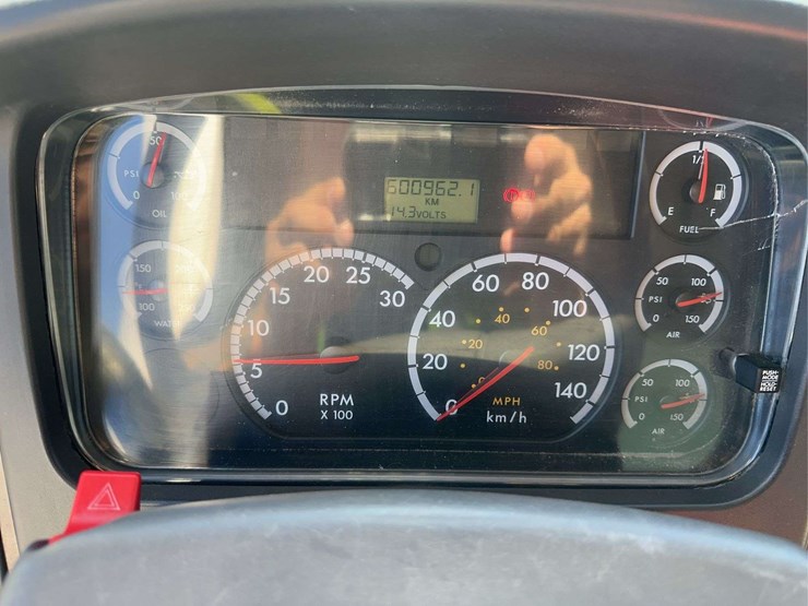 2005-freightliner-m2-106-image-26