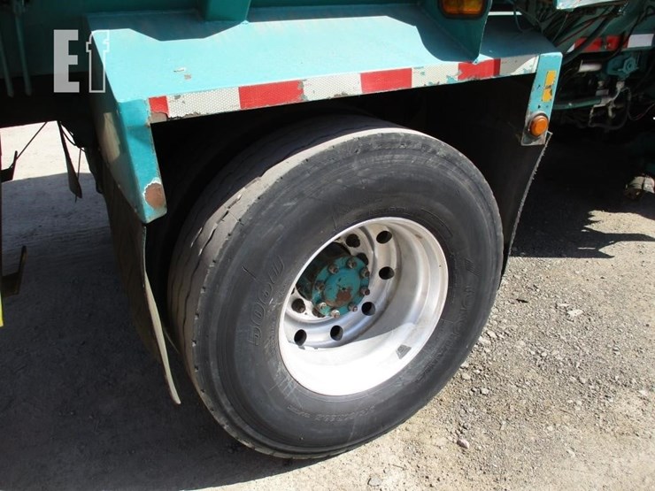2009-peterbilt-320-image-27