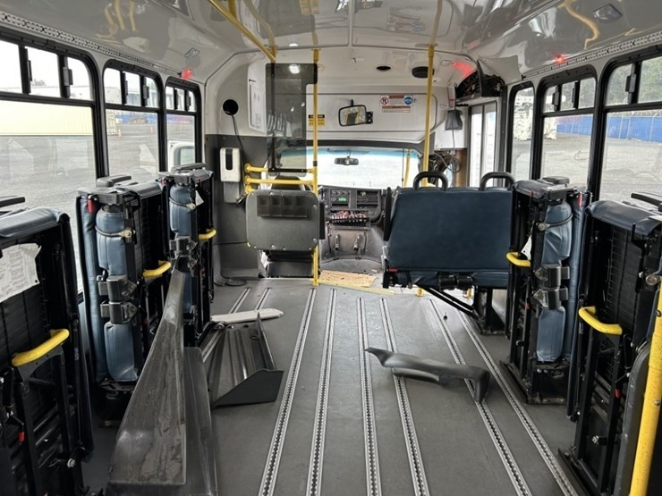 2016-chevrolet-express-paratransit-bus-image-30
